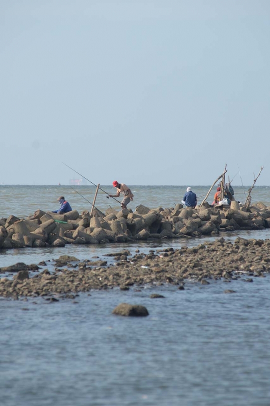 Menanti Azan Maghrib dengan Mancing Ikan di Kali Adem