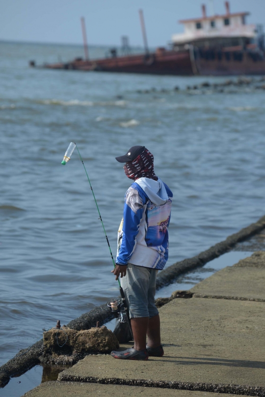 Menanti Azan Maghrib dengan Mancing Ikan di Kali Adem