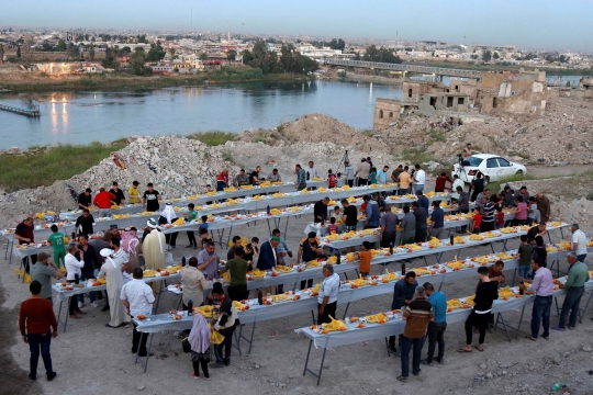 Kebersamaan Warga Irak Buka Puasa di Reruntuhan Mosul