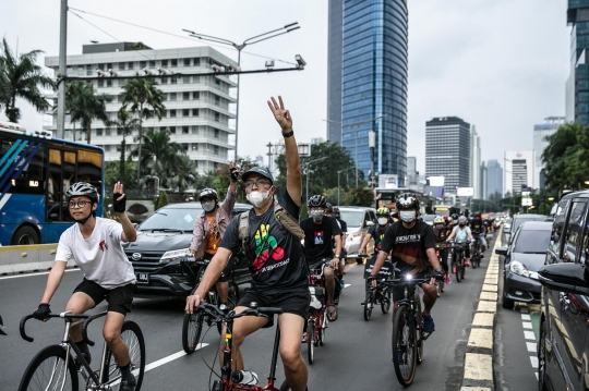 Aksi Solidaritas Pesepeda untuk Myanmar