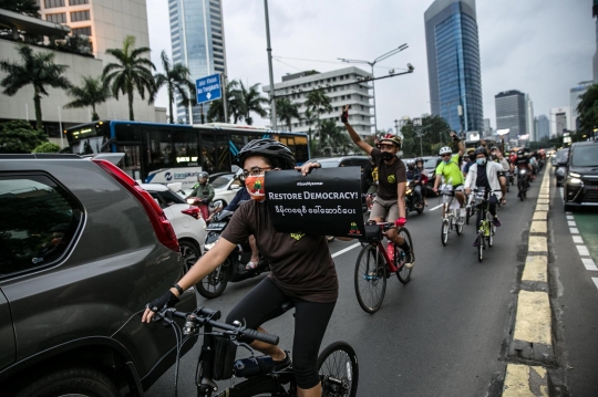 Aksi Solidaritas Pesepeda untuk Myanmar