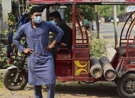 Diterjang Tsunami Covid-19, Tabung Oksigen Melonjak di India