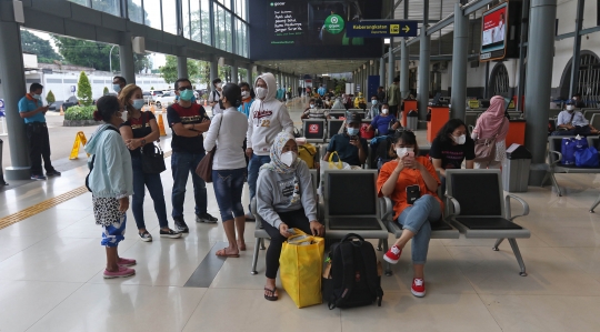 Warga Mudik Lebih Awal dari Stasiun Senen