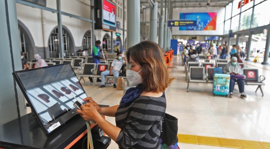 Warga Mudik Lebih Awal dari Stasiun Senen