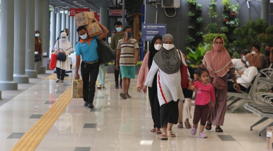 Warga Mudik Lebih Awal dari Stasiun Senen