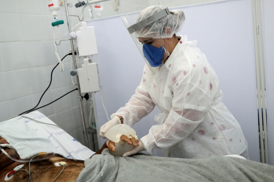 Perawat di Brasil Berikan Genggaman Palsu untuk Temani Pasien Covid-19