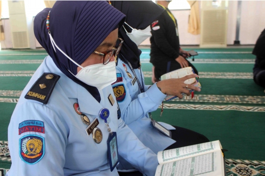 Semangat Warga Binaan Lapas Wanita Sukun Malang Membaca Alquran