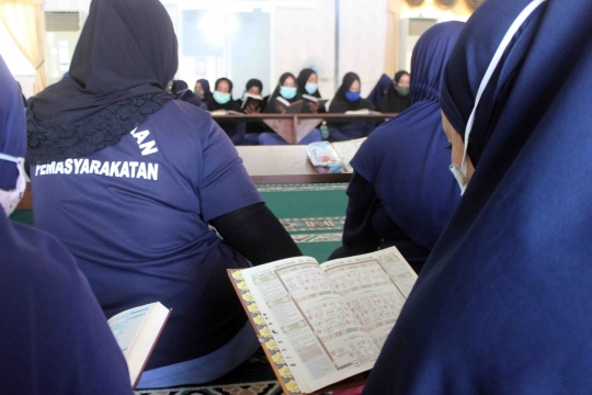 Semangat Warga Binaan Lapas Wanita Sukun Malang Membaca Alquran