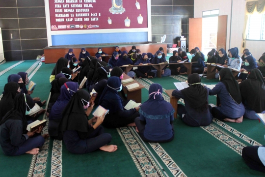 Semangat Warga Binaan Lapas Wanita Sukun Malang Membaca Alquran