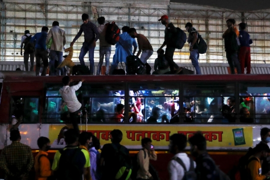 Gelombang Pekerja Migran India Bondong-Bondong Pulang Kampung Saat Lockdown