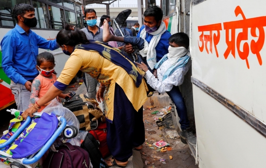 Gelombang Pekerja Migran India Bondong-Bondong Pulang Kampung Saat Lockdown