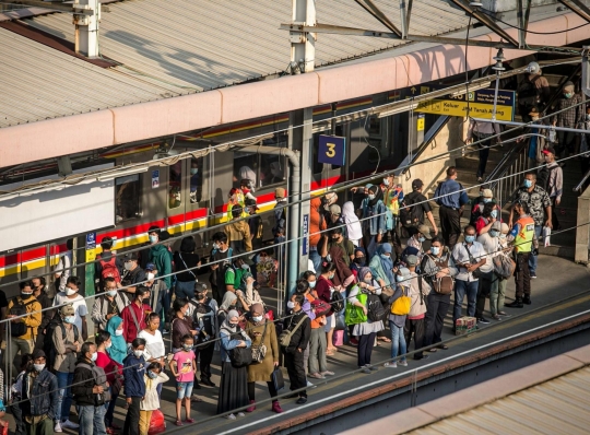 Kepadatan KRL Saat Ramadan