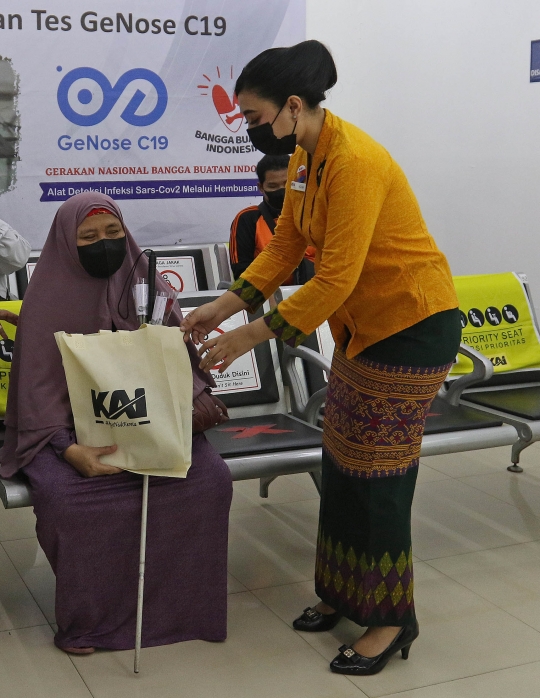 Hari Kartini, Petugas Berkebaya Bagi-Bagi Bunga di Stasiun Gambir