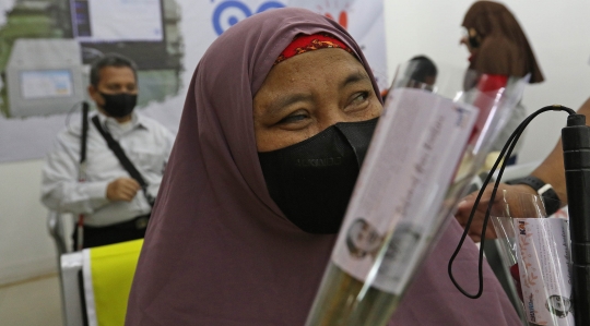 Hari Kartini, Petugas Berkebaya Bagi-Bagi Bunga di Stasiun Gambir