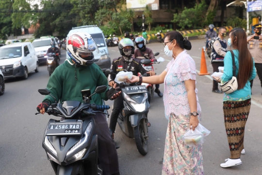 Aksi Wanita Berkebaya Bagikan Takjil untuk Buka Puasa