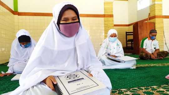 Semangat Tuna Netra Baca Alquran Braile Selama Ramadan