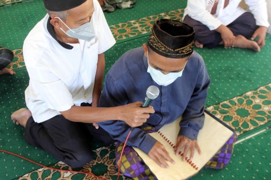 Semangat Tuna Netra Baca Alquran Braile Selama Ramadan