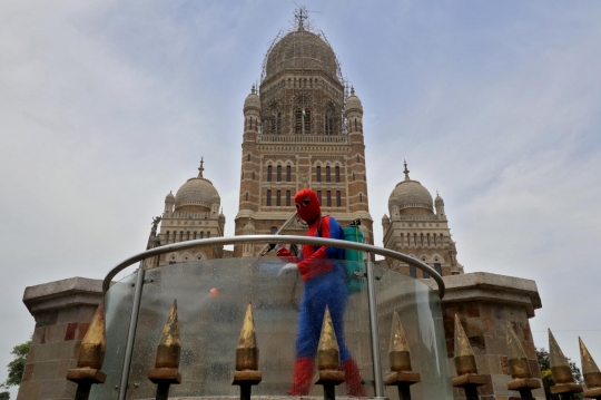 Aksi ''Spiderman'' India Sterilisasi Kota Mumbai