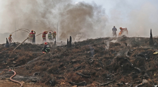 Sudah 4 Hari Kebakaran Lapak Ban Bekas di Bogor Belum Padam