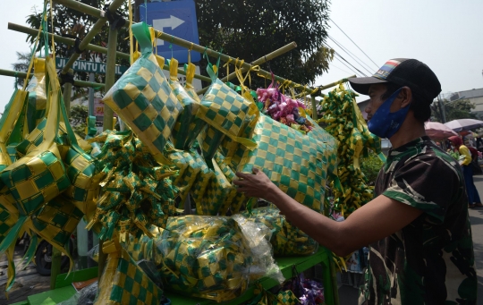 Pandemi, Pedagang Ketupat Hiasan Sepi Pembeli