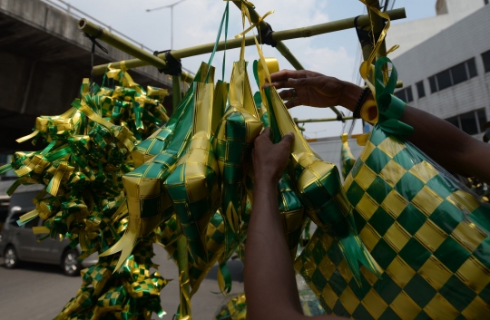 Pandemi, Pedagang Ketupat Hiasan Sepi Pembeli