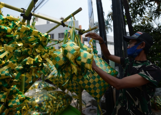 Pandemi, Pedagang Ketupat Hiasan Sepi Pembeli