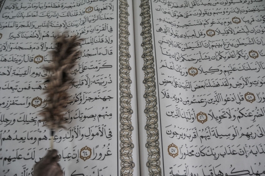 Melihat Keindahan Alquran Raksasa Tulisan Tangan Koleksi JIC