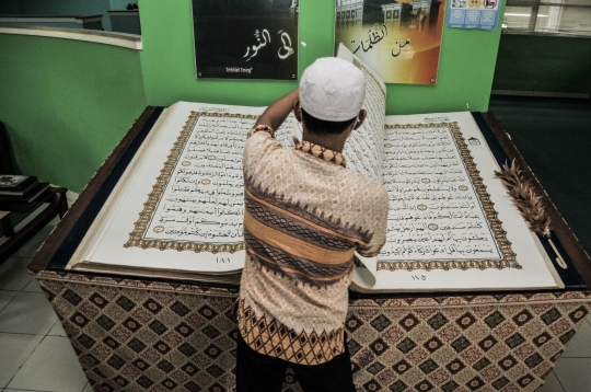 Melihat Keindahan Alquran Raksasa Tulisan Tangan Koleksi JIC