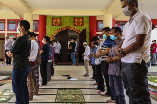 Salat Jumat di Masjid Berarsitektur Oriental