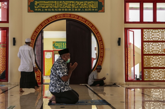 Salat Jumat di Masjid Berarsitektur Oriental