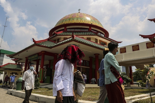 Salat Jumat di Masjid Berarsitektur Oriental