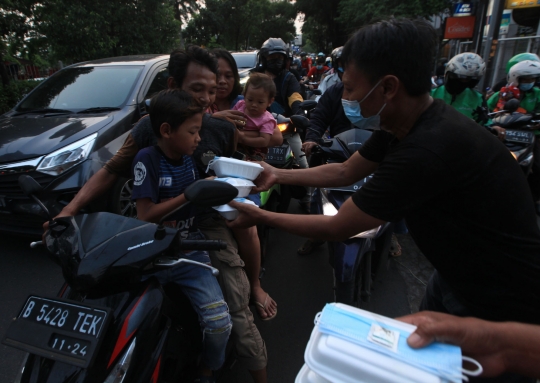 Aksi Bagi-Bagi Ribuan Takjil