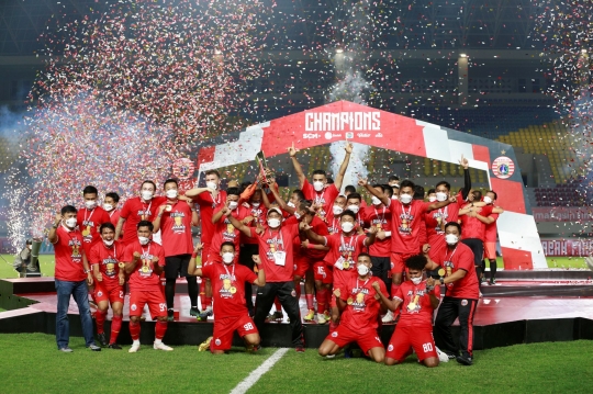 Selebrasi Persija Saat Angkat Trofi Piala Menpora 2021