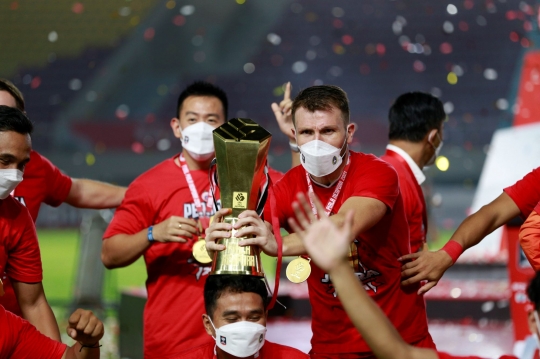 Selebrasi Persija Saat Angkat Trofi Piala Menpora 2021