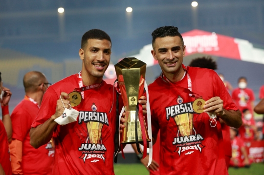 Selebrasi Persija Saat Angkat Trofi Piala Menpora 2021