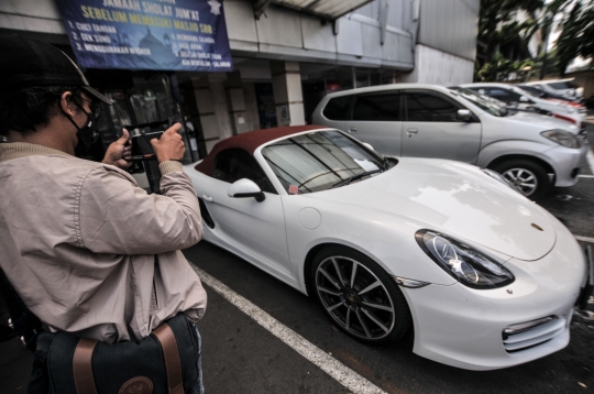 Mobil Porsche Penerobos Jalur Transjakarta yang Bikin Heboh