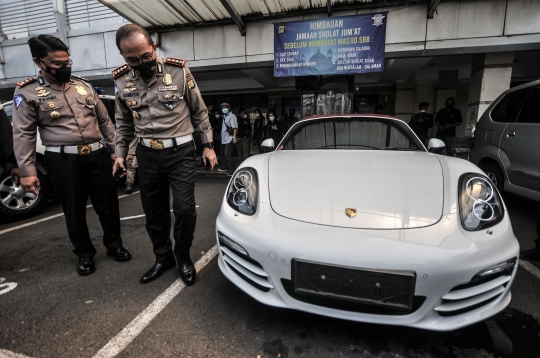 Mobil Porsche Penerobos Jalur Transjakarta yang Bikin Heboh