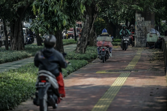 Aksi Pemotor Ambil Hak Pejalan Kaki