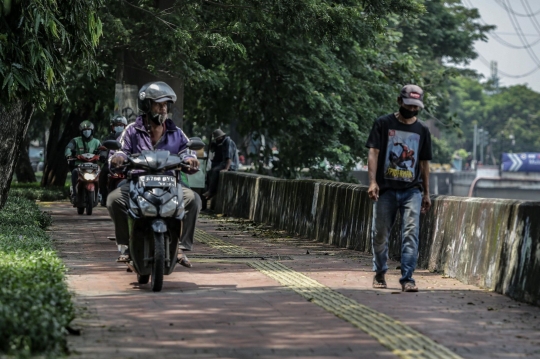 Aksi Pemotor Ambil Hak Pejalan Kaki