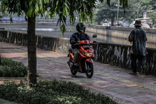 Aksi Pemotor Ambil Hak Pejalan Kaki