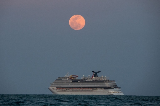 Keindahan Fenomena Super Pink Moon