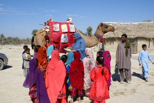 Antusiasme Anak-Anak Pakistan Belajar di Perpustakaan Unta