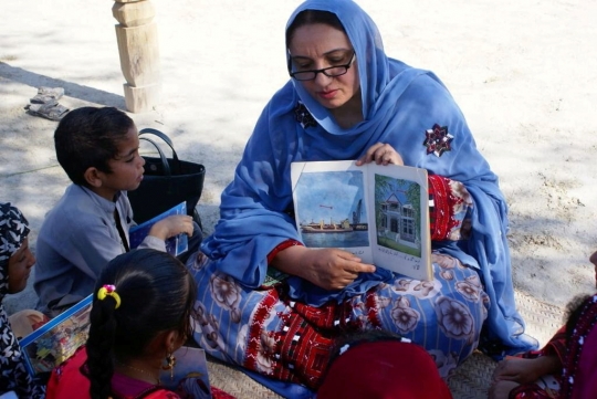 Antusiasme Anak-Anak Pakistan Belajar di Perpustakaan Unta