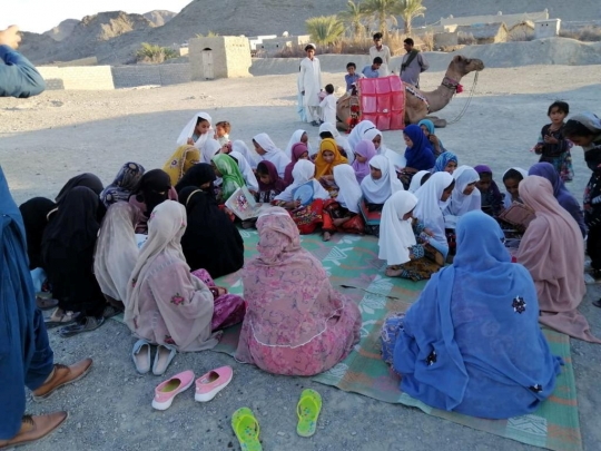 Antusiasme Anak-Anak Pakistan Belajar di Perpustakaan Unta