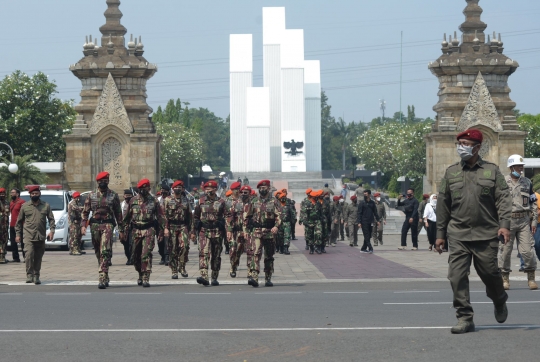 Ratusan Pelayat TNI-Polri Antar Jenazah Kepala BIN Daerah Papua ke TMP Kalibata