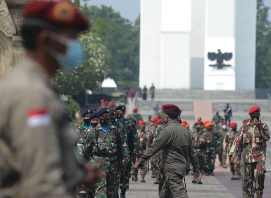 Ratusan Pelayat TNI-Polri Antar Jenazah Kepala BIN Daerah Papua ke TMP Kalibata