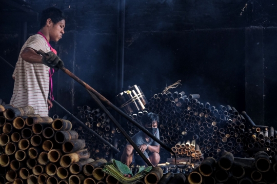 Melihat Pembuatan Lemang di Masa Pandemi