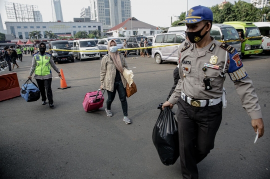 Usai Terjaring Razia, Penumpang Travel Gelap Dipulangkan Polisi