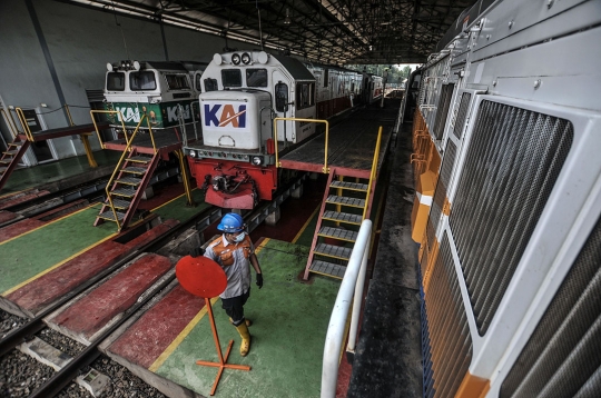 Melihat Lebih Dekat Perawatan Kereta di Depo KA Cipinang