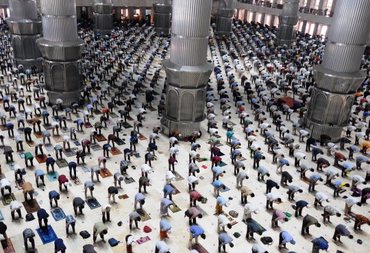 Suasana Salat Jumat Minggu Ketiga Ramadan di Masjid Istiqlal